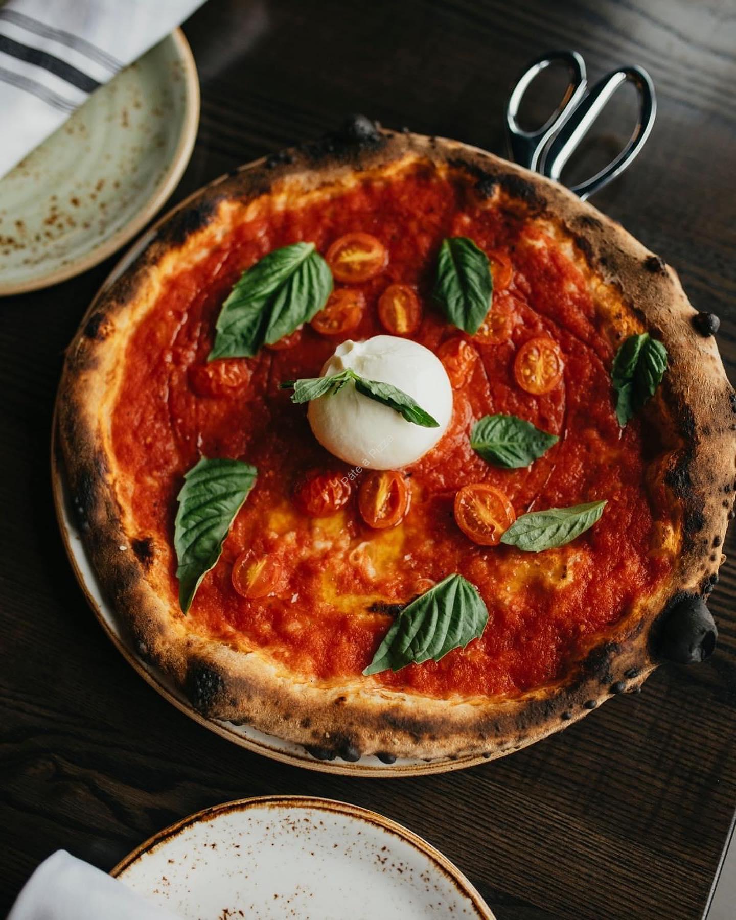 Recette de Pizza à la burrata et basilic