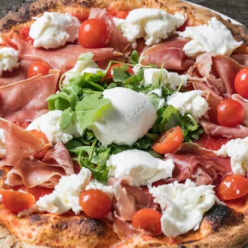 Recette de Pizza à la burrata, jambon et tomates cerises