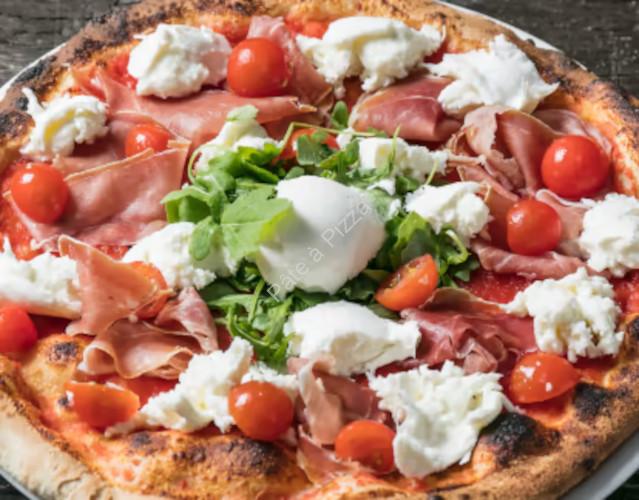 Recette de Pizza à la burrata, jambon et tomates cerises