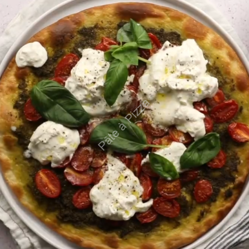 Recette de Pizza à la burrata, pesto et tomates