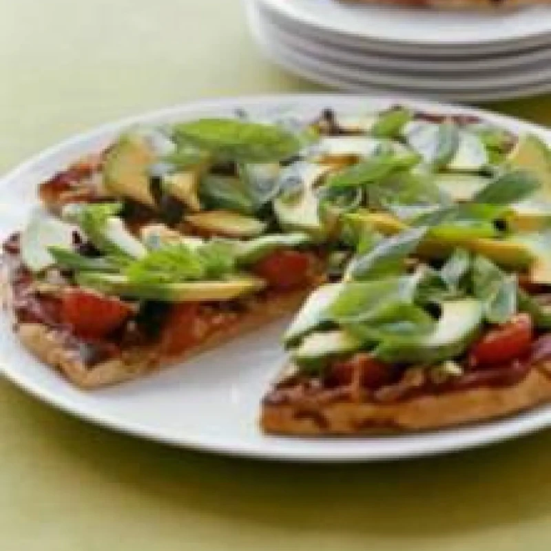 Pizza à l’avocat, aux tomates et au basilic