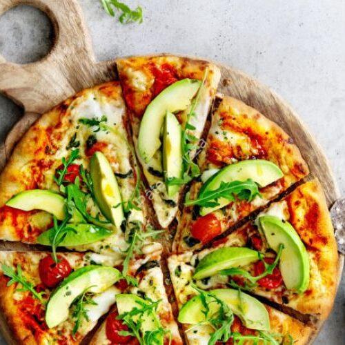 Pizza à l’avocat, tomate et mozzarella