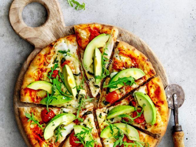 Pizza à l’avocat, tomate et mozzarella