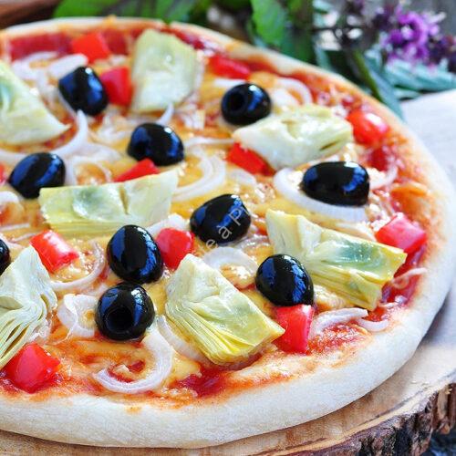 Pizza artichauts, olives et mozzarella