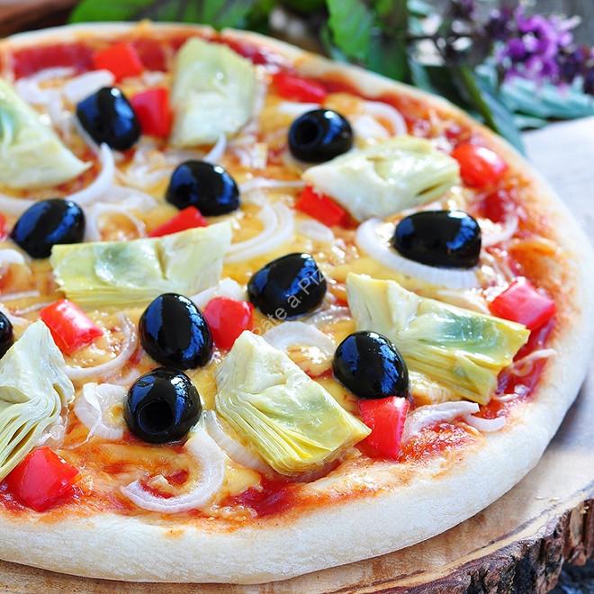 Pizza artichauts, olives et mozzarella