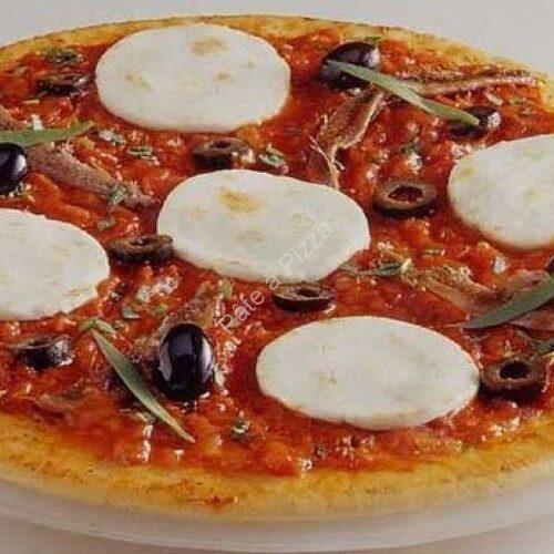 Pizza au fromage de chèvre, anchois et olives