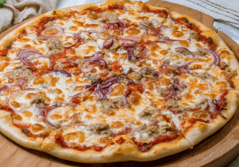 Pizza au thon, mozzarella et salade verte