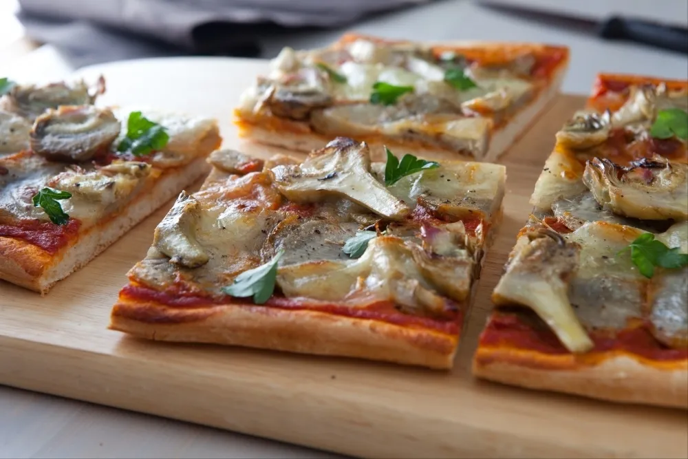 Pizza aux artichauts cuits et marinés, mozzarella