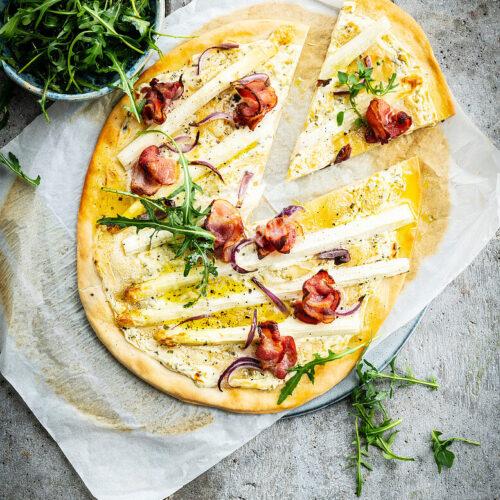 Pizza aux asperges blanches et bacon