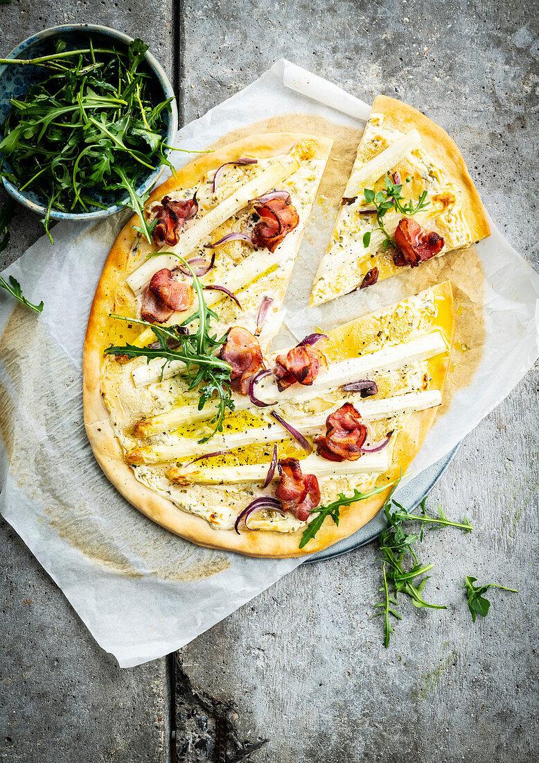 Pizza aux asperges blanches et bacon