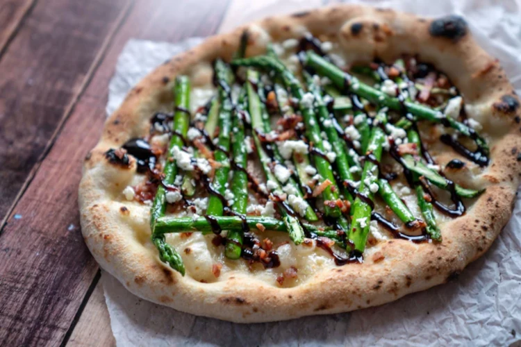 Pizza aux asperges, feta et bacon
