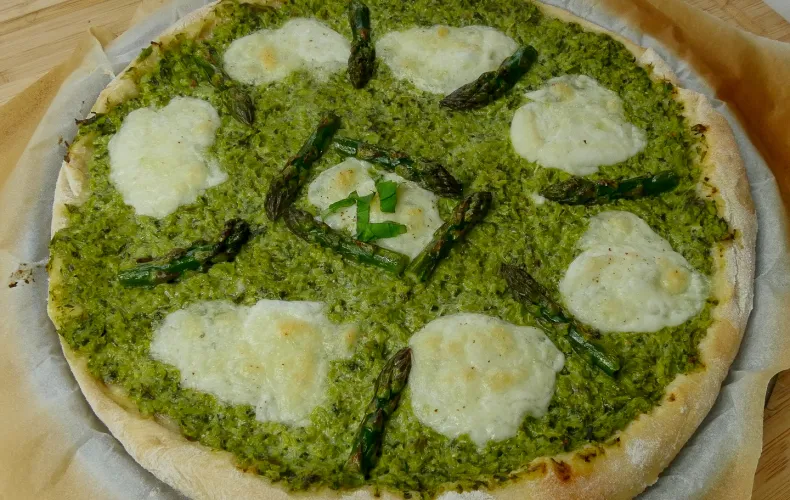 Pizza aux asperges vertes et pesto de basilic