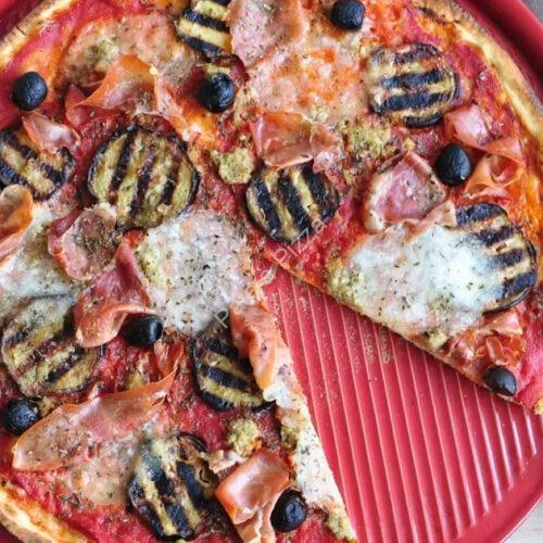 Pizza aux aubergines grillées, prosciuto, mozzarella et pesto verde