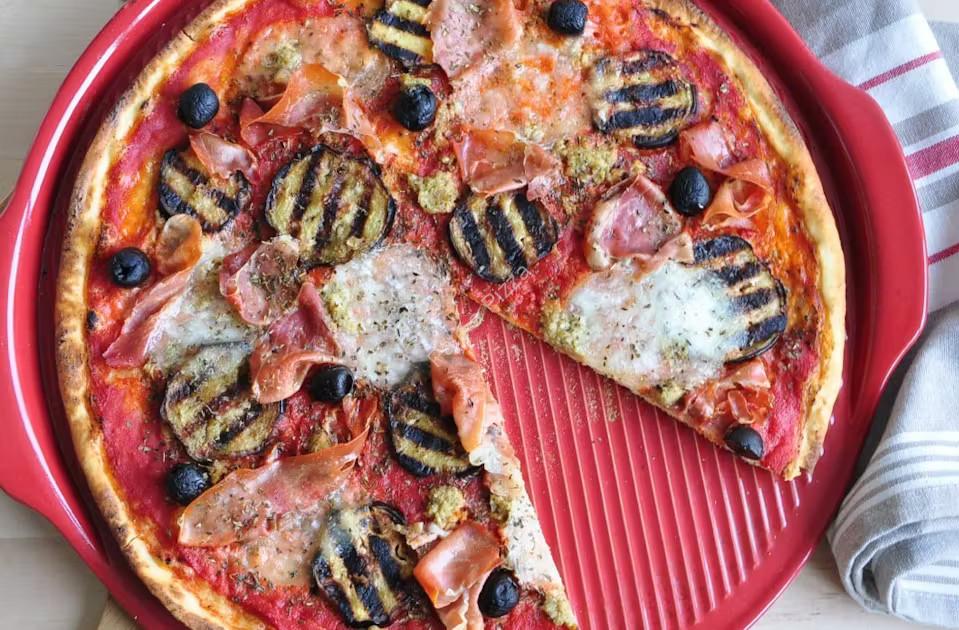 Pizza aux aubergines grillées, prosciuto, mozzarella et pesto verde