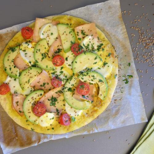Pizza aux céréales, poulet, avocat et tomates par Nestlé