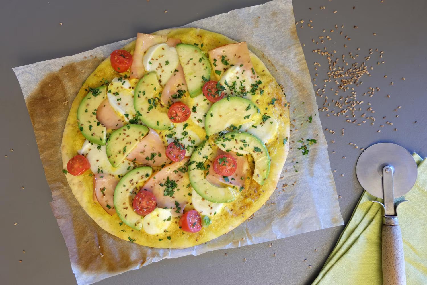 Pizza aux céréales, poulet, avocat et tomates par Nestlé