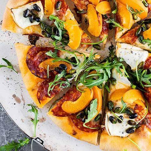 Pizza avec chorizo et abricots