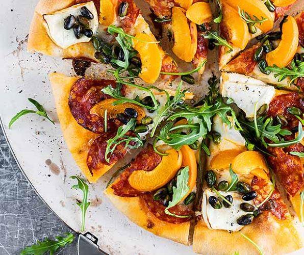 Pizza avec chorizo et abricots