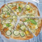 Recette de Pizza blanche aux courgettes et à la mozzarella