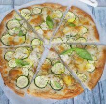 Recette de Pizza blanche aux courgettes et à la mozzarella