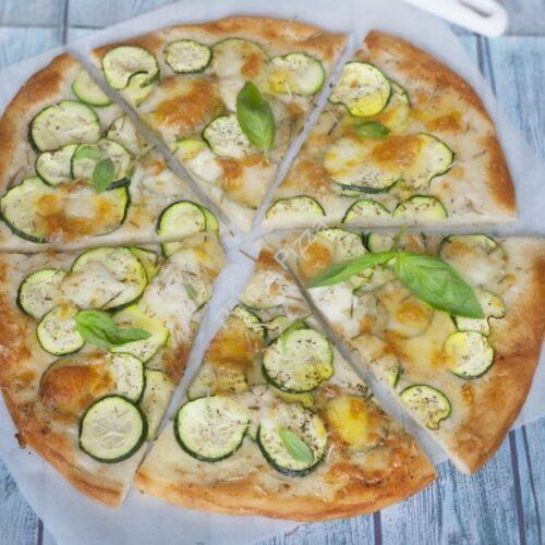 Recette de Pizza blanche aux courgettes et à la mozzarella