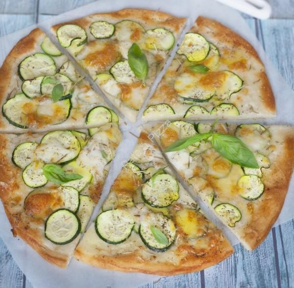 Recette de Pizza blanche aux courgettes et à la mozzarella