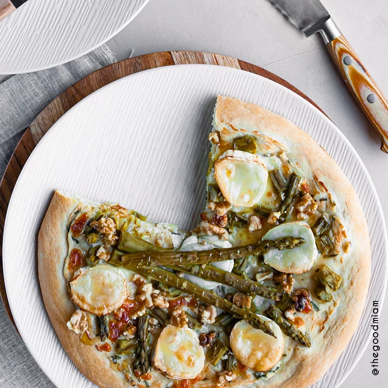 Pizza blanche chèvre, noix et asperges