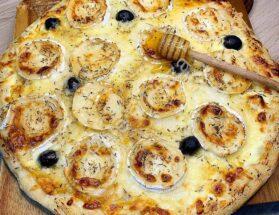 Recette de Pizza chèvre miel et olives noires