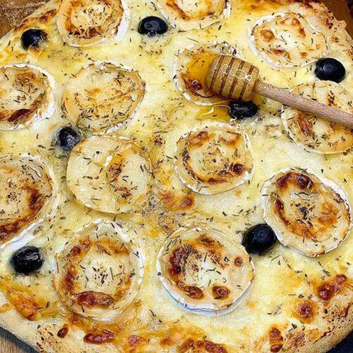 Recette de Pizza chèvre miel et olives noires