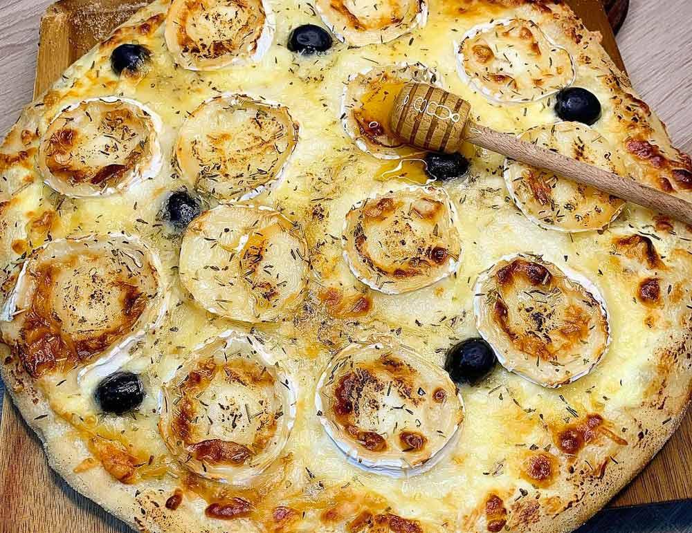 Recette de Pizza chèvre miel et olives noires