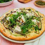 Recette de Pizza courgette, mozzarella et crème de balsamique