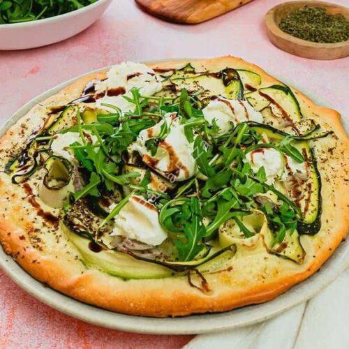 Recette de Pizza courgette, mozzarella et crème de balsamique