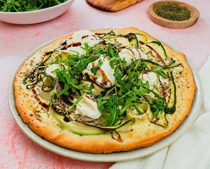 Recette de Pizza courgette, mozzarella et crème de balsamique