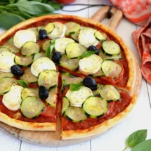 Recette de Pizza tomates, courgettes et fromage de chèvre